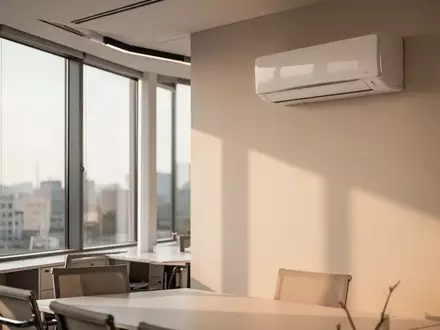 Modernes Bürointerieur mit einem an der Wand montierten Klimagerät bei hellem Tageslicht. - Foto: über boerse-global.de