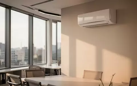 Modernes Bürointerieur mit einem an der Wand montierten Klimagerät bei hellem Tageslicht. - Foto: über boerse-global.de