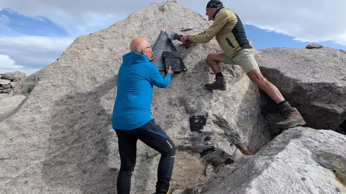 Die Gipfeltafel wird entfernt. Sie erinnerte an einen historisch belasteten Forscher. - Bild: Sven Leitinger/ÖAV/dpa