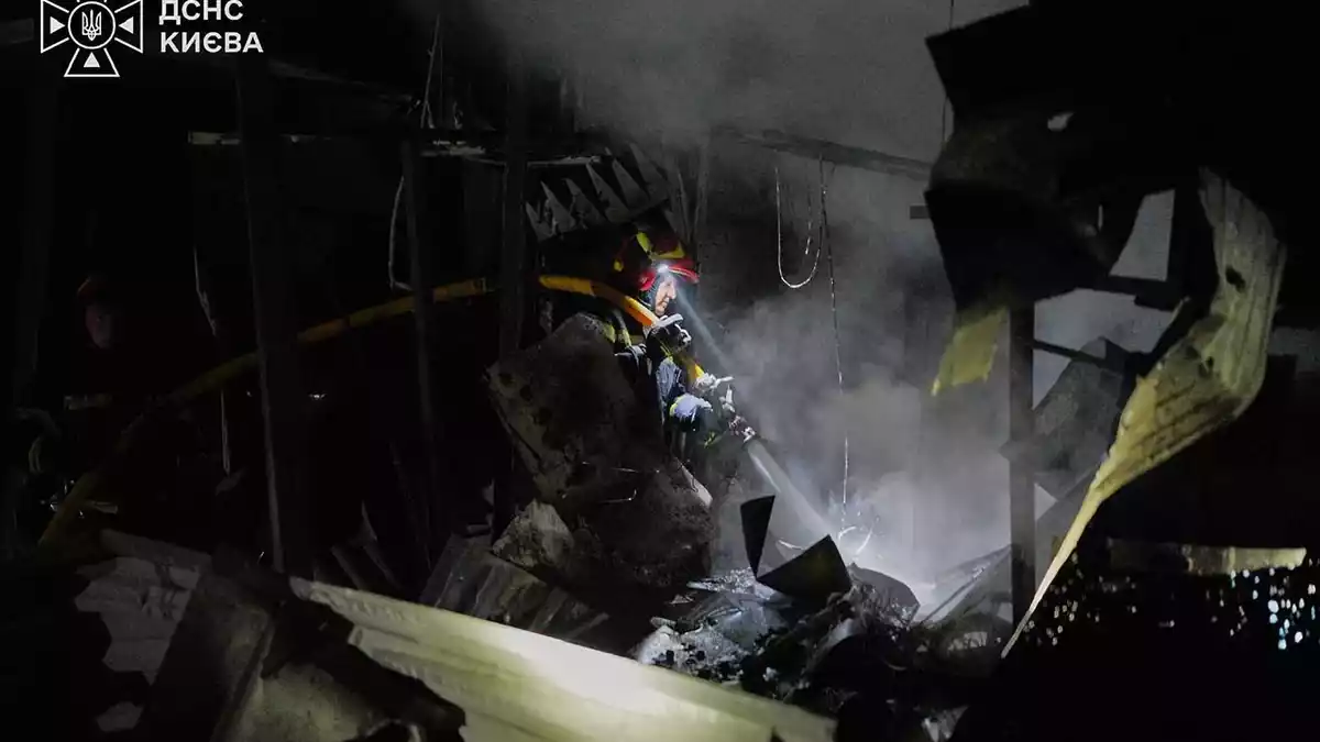 Sieben Menschen kamen beim Angriff auf ein Bahndepot in Kiew ums Leben. - Bild: Uncredited/Ukrainian Emergency Service/AP/dpa