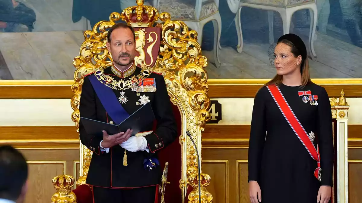 Im Parlament legte Haakon seinen Eid ab. An seiner Seite: Kronprinzessin Ingrid Alexandra.  - Bild: Lise Åserud/NTB Pool/dpa