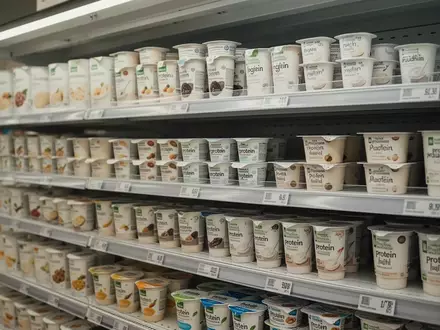 Ein ordentlich eingeräumtes Supermarktregal mit proteinreichen Lebensmitteln und Molkereiprodukten in einem modernen Einzelhandel. - Foto: über boerse-global.de