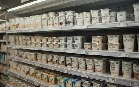 Ein ordentlich eingeräumtes Supermarktregal mit proteinreichen Lebensmitteln und Molkereiprodukten in einem modernen Einzelhandel. - Foto: über boerse-global.de
