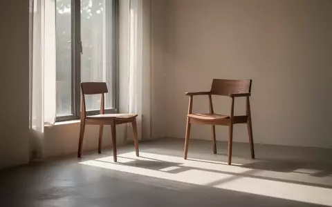 Ein minimalistischer, lichtdurchfluteter Raum mit einem einzelnen Holzstuhl und weichen Schatten, der eine Atmosphäre der Ruhe vermittelt. - Foto: über boerse-global.de