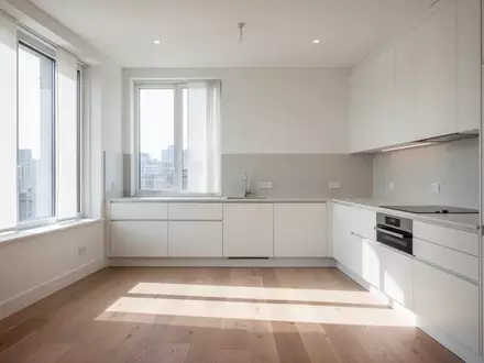 Leere, lichtdurchflutete Küche in einer modernen Wohnung mit großen Fenstern und Holzboden. - Foto: über boerse-global.de