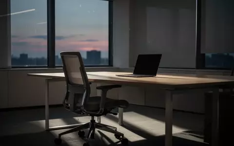 Ein leerer, modern eingerichteter Büroarbeitsplatz mit einem geschlossenen Laptop bei Dämmerlicht. - Foto: über boerse-global.de