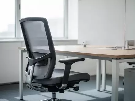 Ein leerer, ergonomischer Bürostuhl vor einem aufgeräumten Schreibtisch in einem hellen, modernen Büro. - Foto: über boerse-global.de