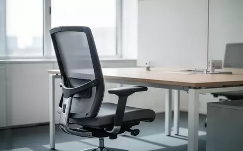 Ein leerer, ergonomischer Bürostuhl vor einem aufgeräumten Schreibtisch in einem hellen, modernen Büro. - Foto: über boerse-global.de