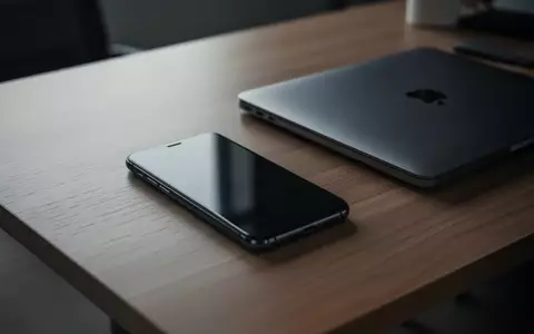 Ein Smartphone und ein Laptop auf einem modernen Schreibtisch in einer professionellen Büroumgebung. - Foto: über boerse-global.de
