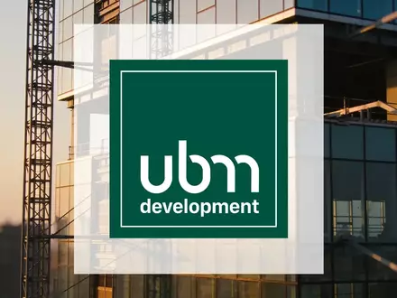 Moderne Baustelle eines Bürogebäudes im goldenen Licht der Abendsonne als Symbol für Immobilienentwicklung. - Foto: über boerse-global.de