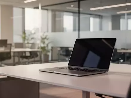 Ein minimalistischer, moderner Arbeitsplatz in einem hellen Büro mit einem Laptop bei ausgeschaltetem Bildschirm. - Foto: über boerse-global.de
