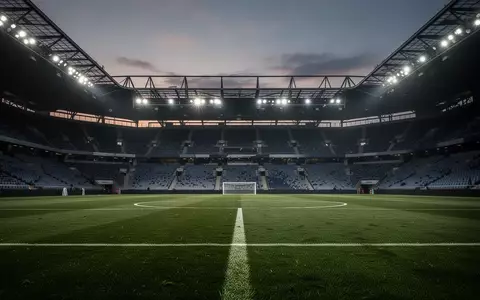 Leeres Fußballstadion in der Dämmerung mit Blick auf die Zuschauerränge. - Foto: über boerse-global.de