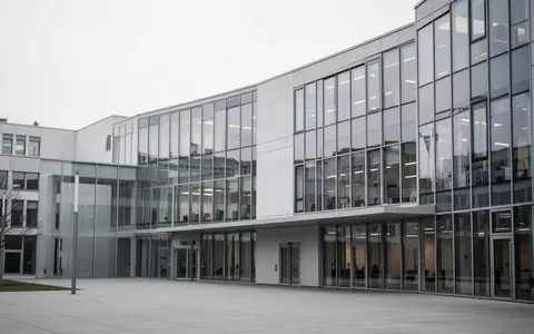 Modernes Bürogebäude der Bundesregierung bei Tageslicht mit klaren architektonischen Linien und Glasfassade. - Foto: über boerse-global.de