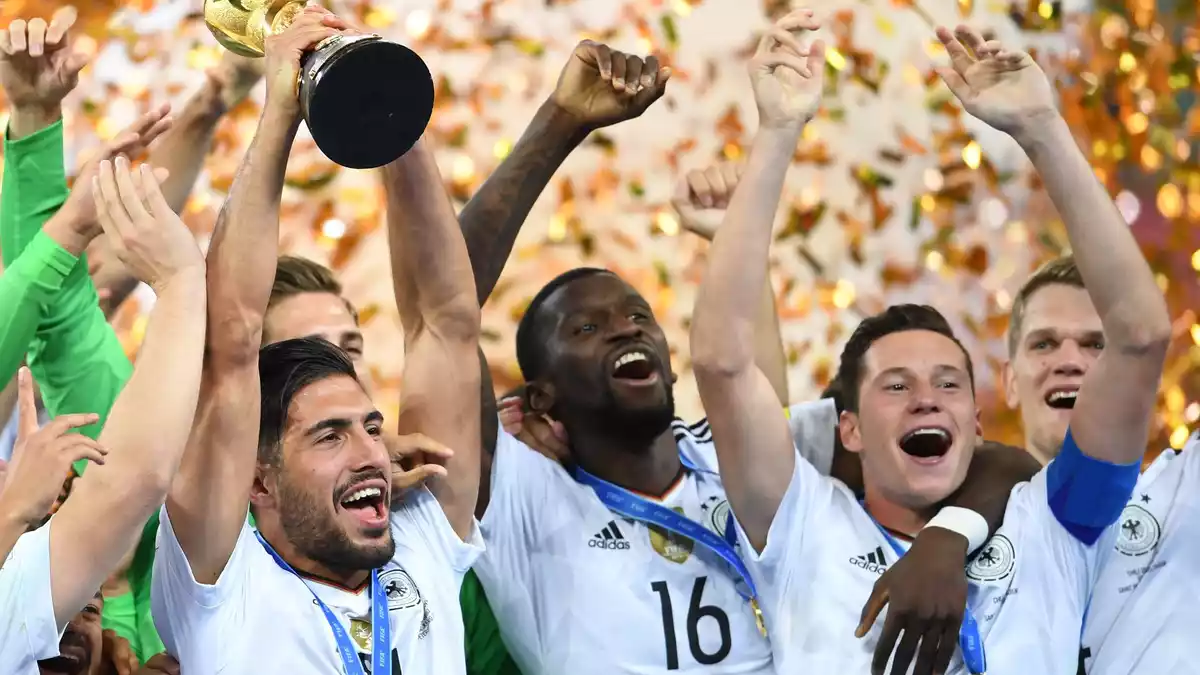 Mit Emre Can (l.) und Julian Draxler (r.) bejubelt Rüdiger (m.) den Gewinn des Confed Cups 2017. (Archivbild)  - Bild: picture alliance / Marius Becker/dpa