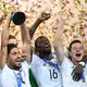 Mit Emre Can (l.) und Julian Draxler (r.) bejubelt Rüdiger (m.) den Gewinn des Confed Cups 2017. (Archivbild)  - Bild: picture alliance / Marius Becker/dpa