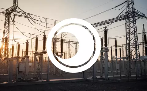 Moderne Hochspannungsinfrastruktur in einem Umspannwerk bei goldenem Licht als Symbol für den Energiesektor. - Foto: über boerse-global.de