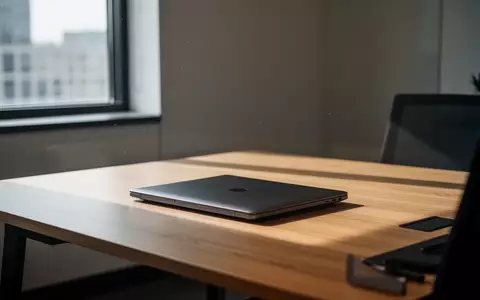 Ein geschlossener Laptop auf einem Büroschreibtisch in einem modernen, hellen Büro. - Foto: über boerse-global.de