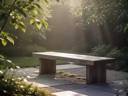 Ein sonnendurchfluteter, ruhiger Garten mit einer hölzernen Bank in einer friedlichen, natürlichen Umgebung. - Foto: über boerse-global.de