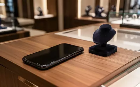 Ein Smartphone mit ausgeschaltetem Display auf einem Ladentisch in einem Juweliergeschäft. - Foto: über boerse-global.de