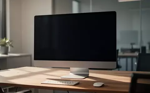 Ein minimalistischer, moderner Arbeitsplatz mit einem ausgeschalteten Computermonitor in einem hellen Büro. - Foto: über boerse-global.de