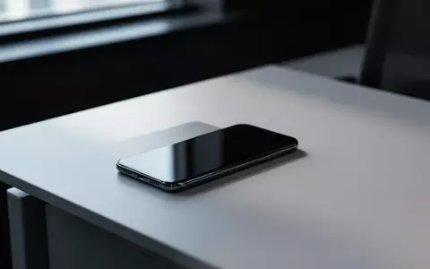Ein modernes Smartphone liegt auf einem hellen Schreibtisch in einer professionellen Büroumgebung. - Foto: über boerse-global.de