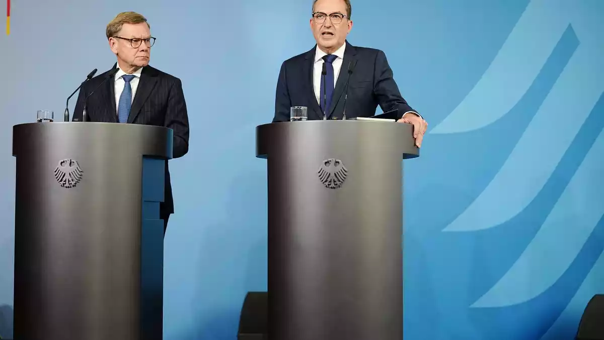Außenminister Johann Wadephul (CDU) und Bundesinnenminister Alexander Dobrindt (CSU) sind sich sicher: Hinter dem gescheiterten Anschlag steckt Russland. - Bild: Kay Nietfeld/dpa