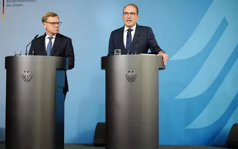 Außenminister Johann Wadephul (CDU) und Bundesinnenminister Alexander Dobrindt (CSU) sind sich sicher: Hinter dem gescheiterten Anschlag steckt Russland. - Foto: Kay Nietfeld/dpa