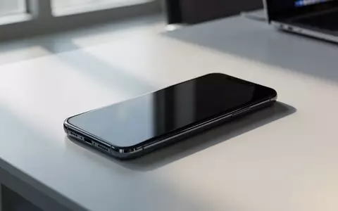Ein modernes Smartphone liegt auf einem minimalistischen Schreibtisch in einem hellen Büro. - Foto: über boerse-global.de