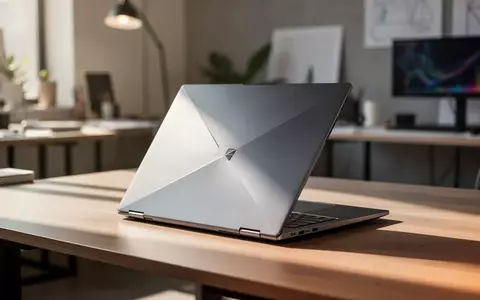 Ein geschlossener, hochwertiger Laptop auf einem minimalistischen Schreibtisch in einem modernen Design-Studio. - Foto: über boerse-global.de