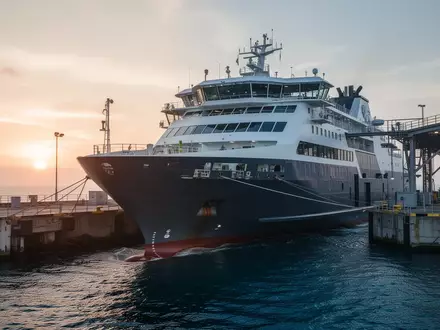 Eine moderne Fähre liegt bei Sonnenuntergang an einem Terminal im Ärmelkanal. - Foto: über boerse-global.de