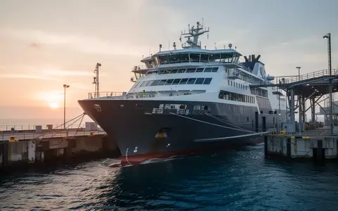 Eine moderne Fähre liegt bei Sonnenuntergang an einem Terminal im Ärmelkanal. - Foto: über boerse-global.de