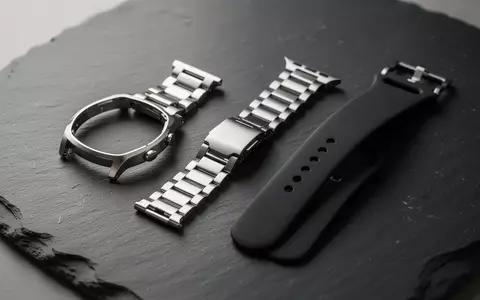 Edelstahl-Armbänder und Schutzhüllen für eine Smartwatch, elegant auf einem dunklen Steinhintergrund arrangiert. - Foto: über boerse-global.de