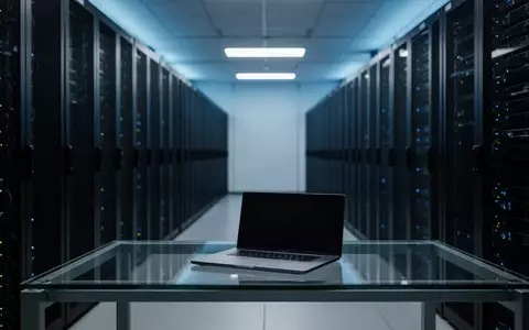 Moderne Serverräume und ein leerer, minimalistischer Arbeitsplatz als Symbol für technologische KI-Integration. - Foto: über boerse-global.de