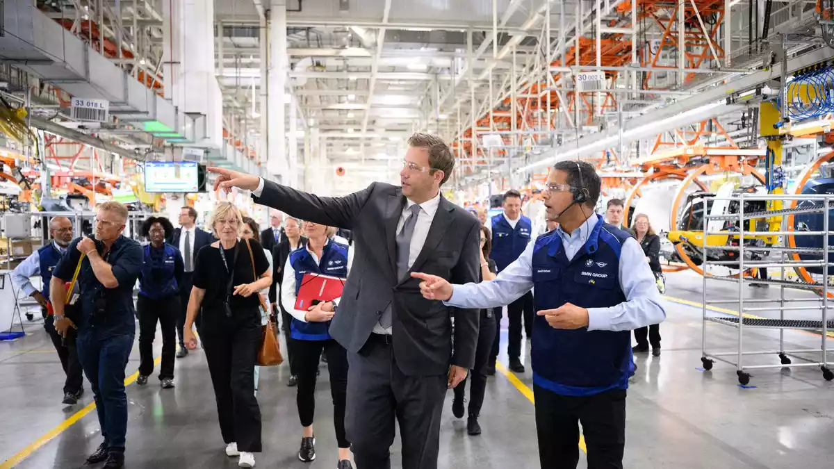 Lars Klingbeil besuchte in den USA das BMW-Werk in Spartanburg. - Bild: Bernd von Jutrczenka/dpa