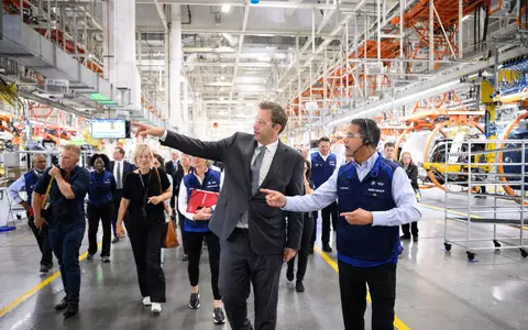 Lars Klingbeil besuchte in den USA das BMW-Werk in Spartanburg. - Foto: Bernd von Jutrczenka/dpa