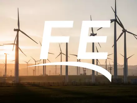 Moderne Stromnetzinfrastruktur bei Sonnenuntergang als Symbol für Energieversorgung und gesellschaftliches Engagement. - Foto: über boerse-global.de
