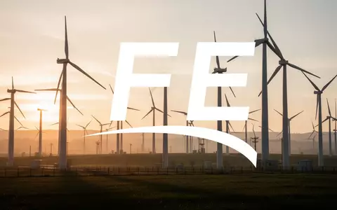 Moderne Stromnetzinfrastruktur bei Sonnenuntergang als Symbol für Energieversorgung und gesellschaftliches Engagement. - Foto: über boerse-global.de