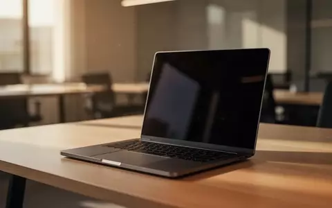 Ein moderner Laptop auf einem schlichten Holztisch in einem hellen, minimalistischen Büro bei natürlichem Licht. - Foto: über boerse-global.de