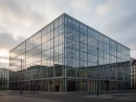 Moderne Bürogebäude-Fassade an einem bewölkten Tag in einer deutschen Stadt. - Foto: über boerse-global.de