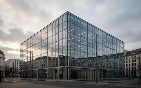 Moderne Bürogebäude-Fassade an einem bewölkten Tag in einer deutschen Stadt. - Foto: über boerse-global.de