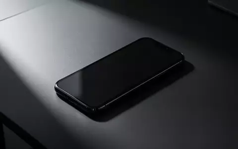 Ein modernes Smartphone liegt mit dunklem Display auf einem minimalistischen Schreibtisch, symbolisch für Cybersicherheit. - Foto: über boerse-global.de