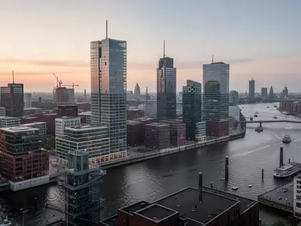 Die Hamburger Skyline bei Dämmerung mit Fokus auf die moderne Architektur der HafenCity und die Elbe. - Foto: über boerse-global.de