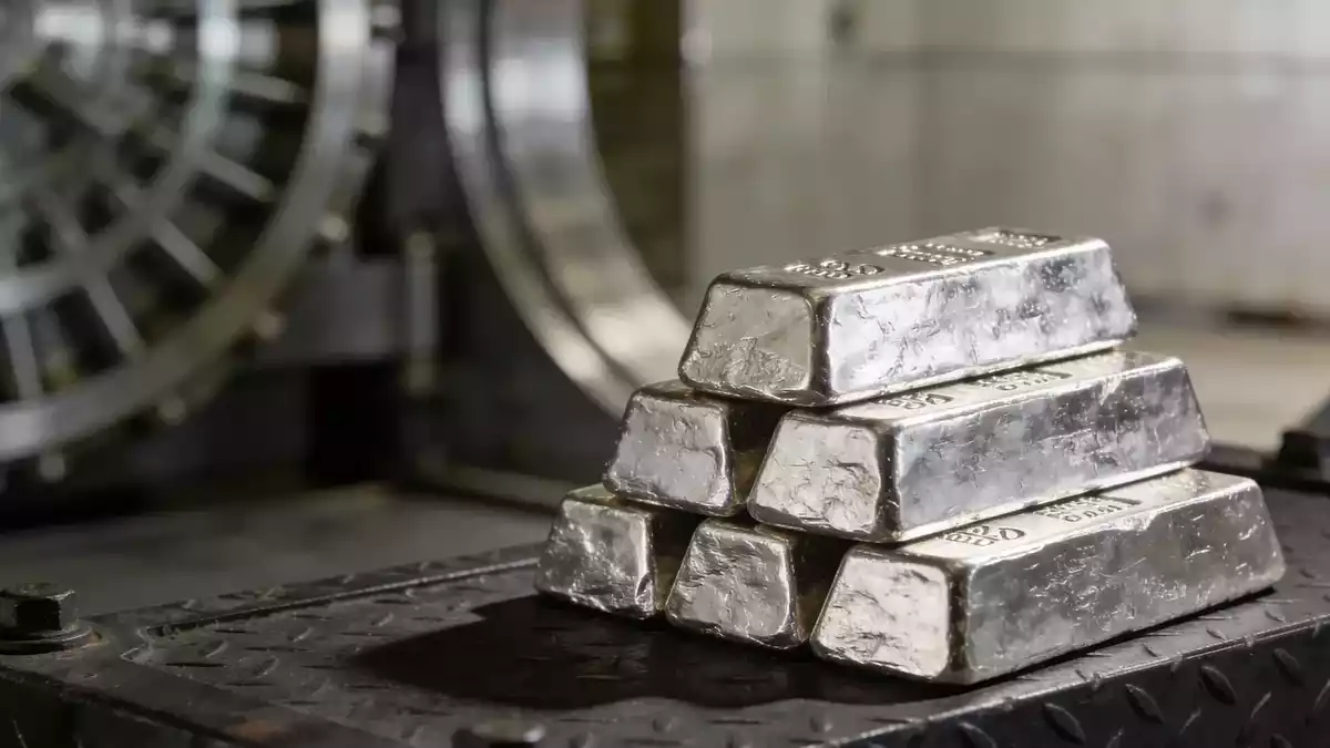 Silver Price Tug-of-War: Industrial Demand vs Fed Rate Hike Bets