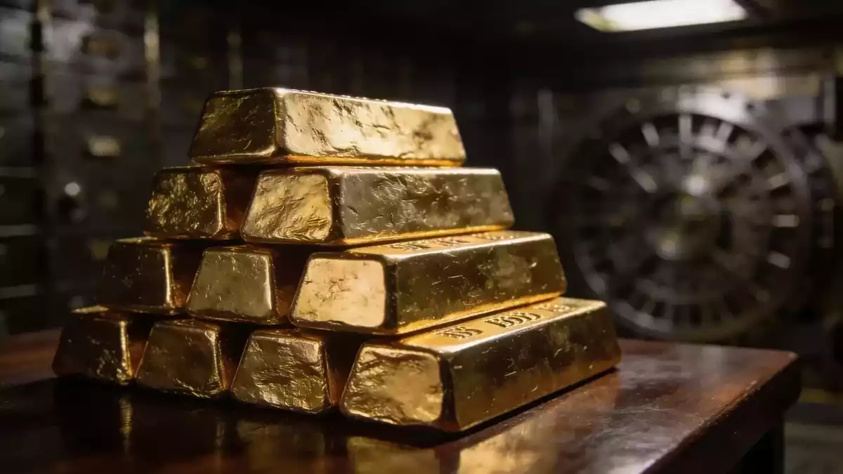 Gold Drops 2.7% on Fed Hawkishness Despite Hormuz Strike