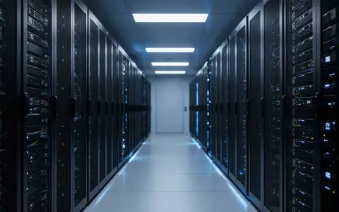 Moderne Serverräume mit blauer Beleuchtung als Symbol für IT-Sicherheit und Cloud-Infrastruktur. - Foto: über boerse-global.de