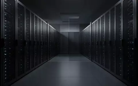 Moderne Serveranlage in einem Rechenzentrum mit diskreten Statusleuchten in einer professionellen, technologischen Umgebung. - Foto: über boerse-global.de