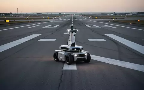 Ein autonomes Roboterfahrzeug auf dem Rollfeld des Flughafens Berlin Brandenburg bei der Suche nach Fremdkörpern. - Foto: über boerse-global.de