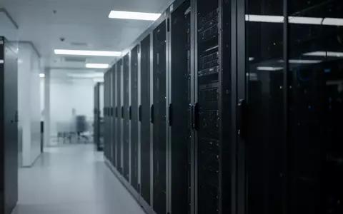 Moderne, minimalistische Serverräume in einem Unternehmensgebäude mit Fokus auf technologische Infrastruktur. - Foto: über boerse-global.de