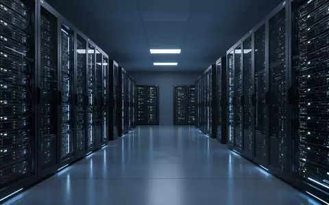 Moderne Serverräume in einem Rechenzentrum mit blau beleuchteten Serverschränken in einer technologischen Umgebung. - Foto: über boerse-global.de
