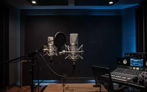 Ein hochwertiges Studiomikrofon vor einer schallisolierten Wand in einer professionellen Audio-Umgebung. - Foto: über boerse-global.de